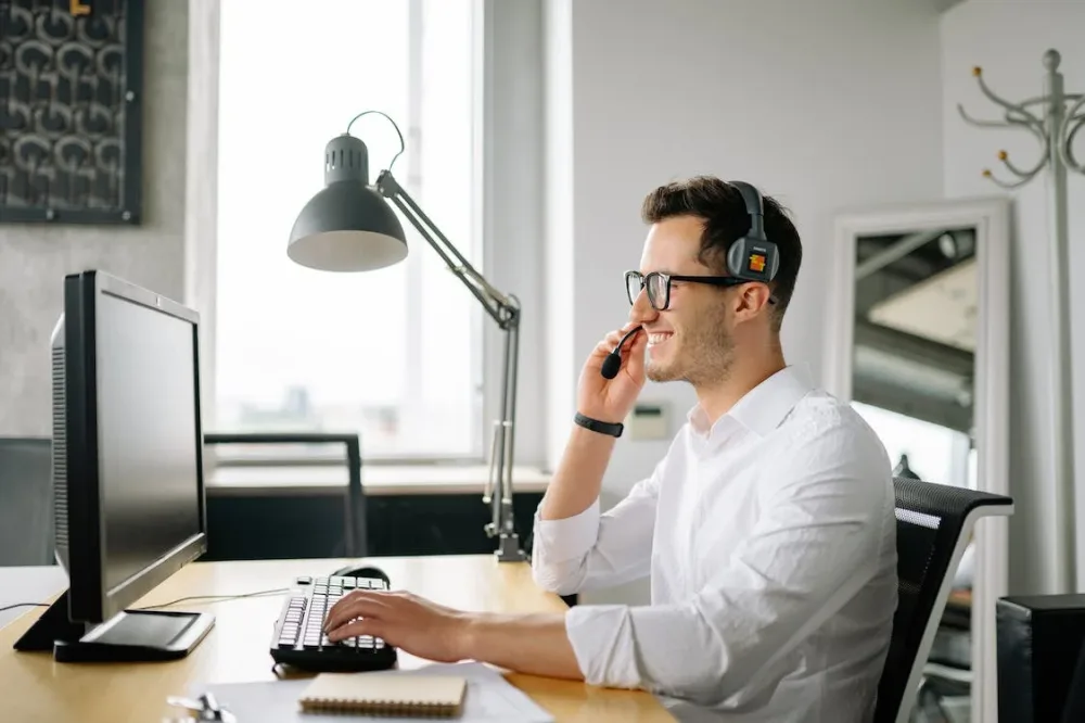 Hombre atendiendo en un Call center