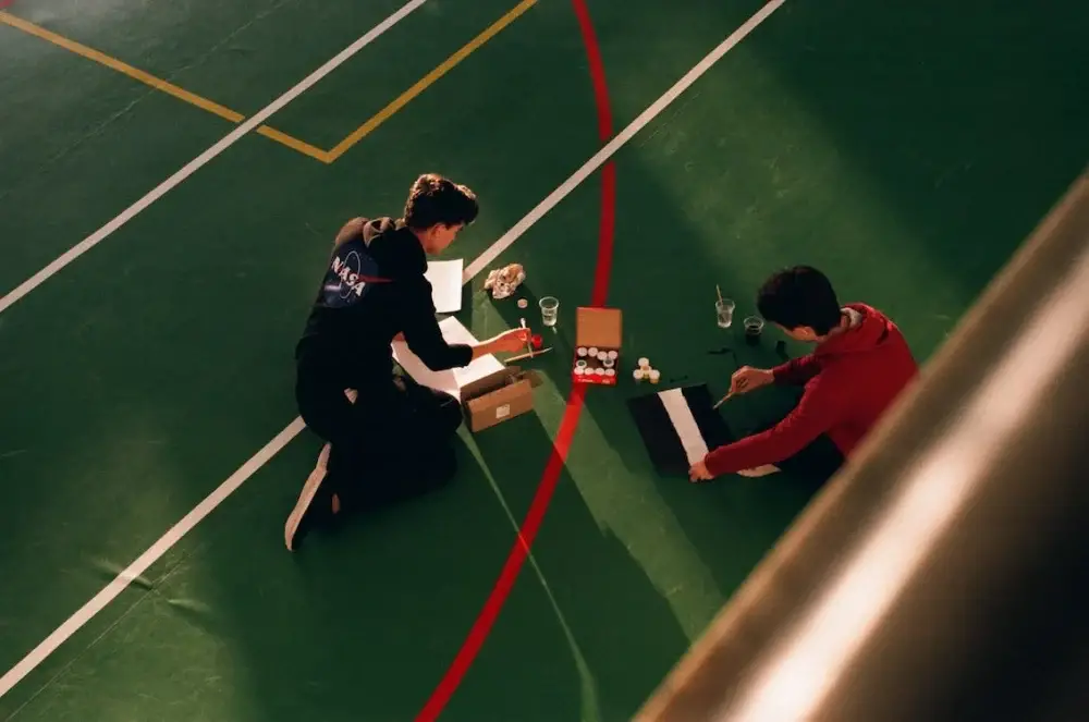 Hombres pintando una cancha de futbol 5