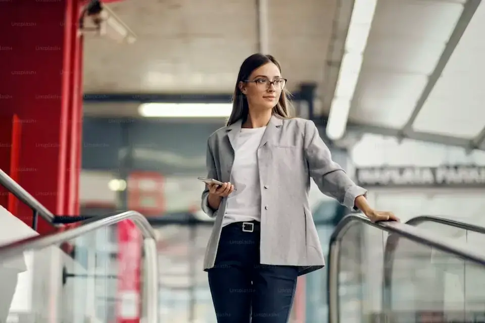 Mujer bajando escaleras