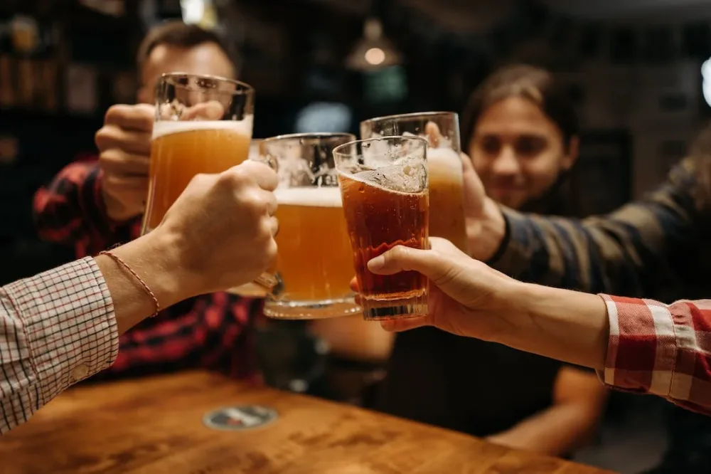 Personas brindando con cerveza